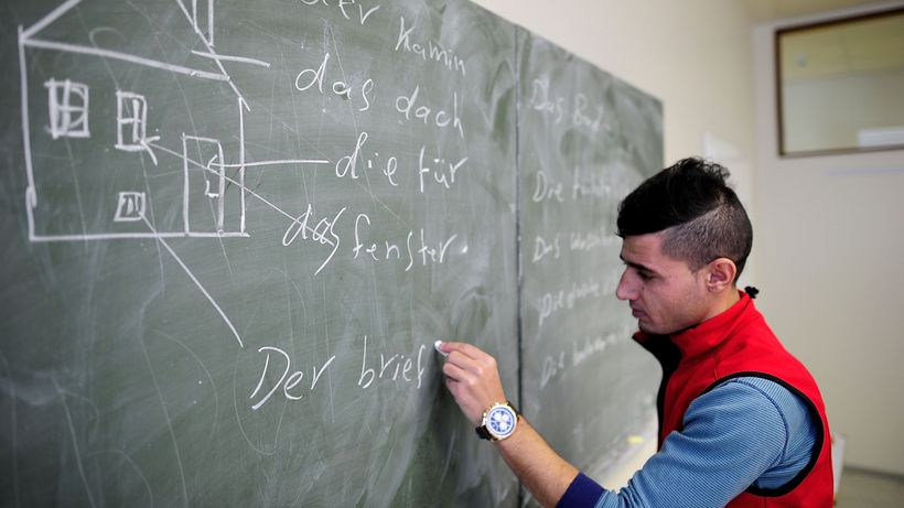 Deutschunterricht in einer Flüchtlingsunterkunft in Sarstedt © Alexander Koerner/Getty Images