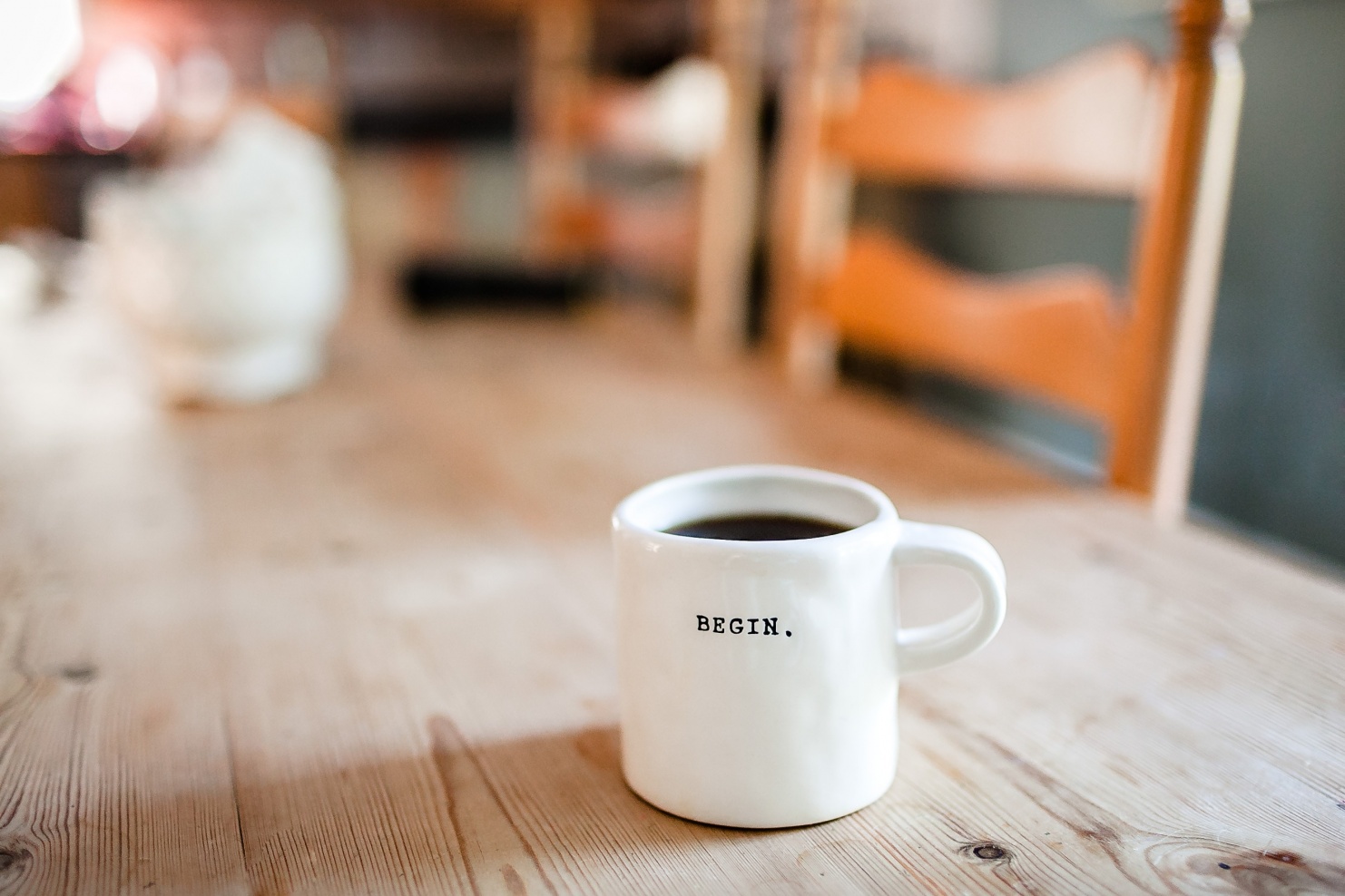 Kaffeetasse auf Holztisch © Photo by Danielle MacInnes on Unsplash