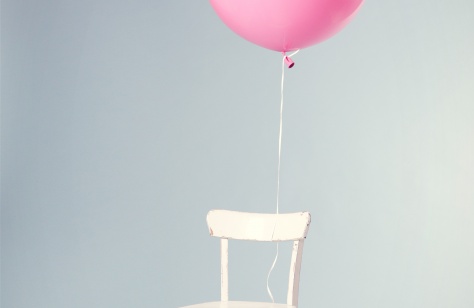 Stuhl mit rosa Luftballon © Photo by Florian Klauer on Unsplash