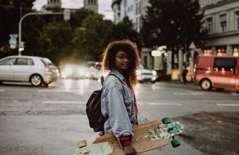 Person mit Skateboard in der Stadt © Photo by Kinga Cichewicz on Unsplash