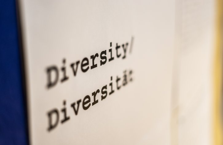 Von Statt Über Uns - Plakat mit Aufschrift Diversity © David Warmbold / EOTO